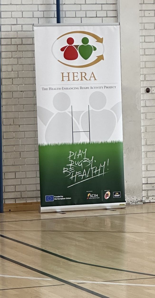 Roll-up projekta HERA sa sloganom Play rugby, be healthy u dvorani OŠ Bartola Kašića